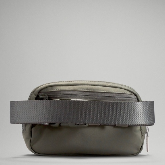 π LULULEMON Everywhere Belt Bag 1L in Grey Sage - BEAUTIFUL COLOR - Picture 2 of 7